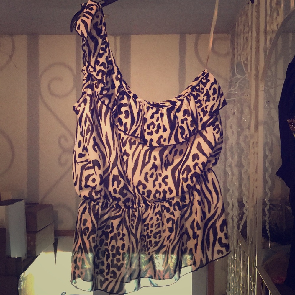 One-shoulder zebra stripe blouse.